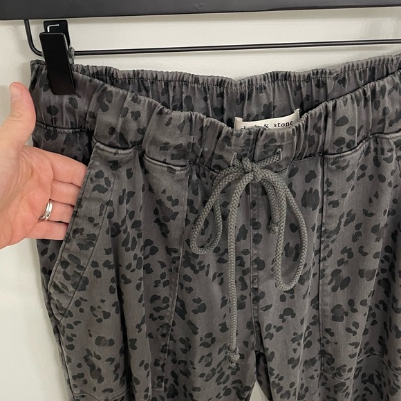 Anthropologie x Cloth & Stone Leopard Chambray Joggers Gray Black 2 - Picture 4 of 7